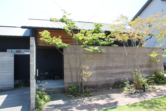 SOTORIE山梨甲府長松寺の外構施工実績5、プライバシーを確保できるクローズド外構。使用するエクステリアで様々なデザインに対応できます