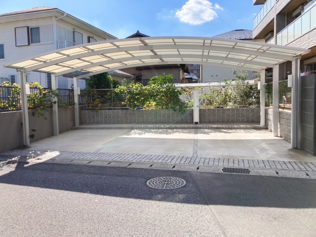 SOTORIE山梨甲府長松寺のエクステリア施工実績2、スタンダードから個性的なものまで、カーポート施工は多数の実績があります。