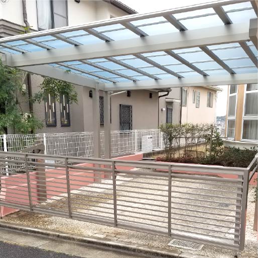 SOTORIE広島中央のエクステリア施工実績1、後方支持のフラット型カーポートと跳ね上げ式ゲートでセミクローズな外観です。