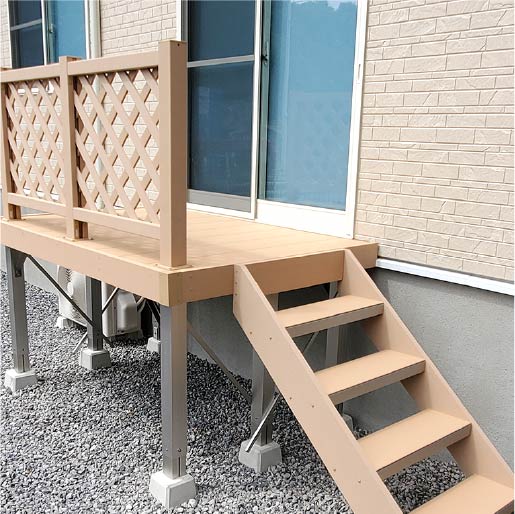 SOTORIE広島中央のエクステリア施工実績2、高い位置のウッドデッキ施工もお手の物。転落しないようにラティスフェンスも設置しています。