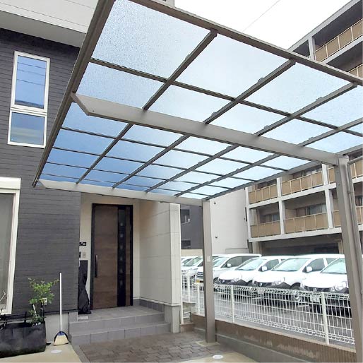SOTORIE広島中央のエクステリア施工実績3、1台用のフラット型カーポート。ザ・定番と言えるスタンダードなエクステリアです。