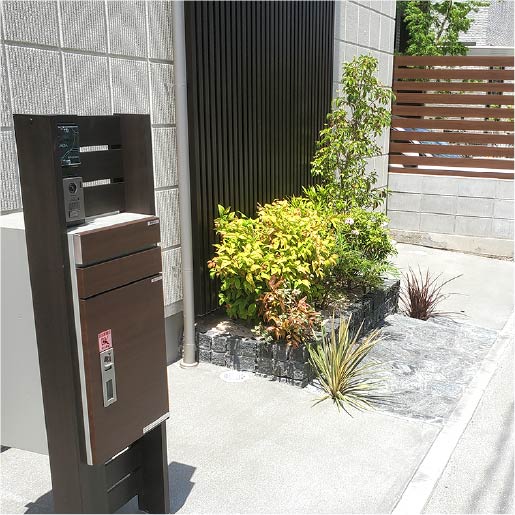 SOTORIE広島中央の外構施工実績4、シンプルモダンな植栽と門柱。