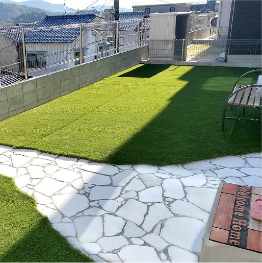 SOTORIE広島中央の造園施工実績1。人工芝とロックアプローチ。隠れミッキーもいます。