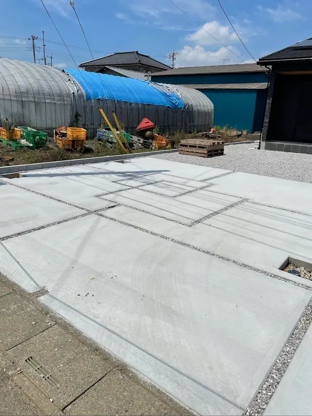 SOTORIE埼玉鶴ヶ島のエクステリア施工実績12、直線的なラインを組み合わせたおしゃれな目地のコンクリート土間。実用的でおしゃれな駐車場