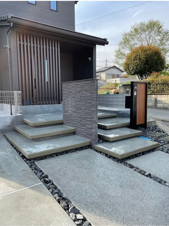 SOTORIE埼玉鶴ヶ島のエクステリア施工実績1、ボーダータイル貼りの門柱と浮遊感のあるコンクリートステップの玄関外構