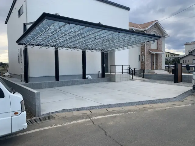 SOTORIE埼玉鶴ヶ島のエクステリア施工実績11、トラス構造の屋根が特徴的なモダンな2台用カーポート三協アルミの「M.シェード」と、コンクリート舗装の駐車場