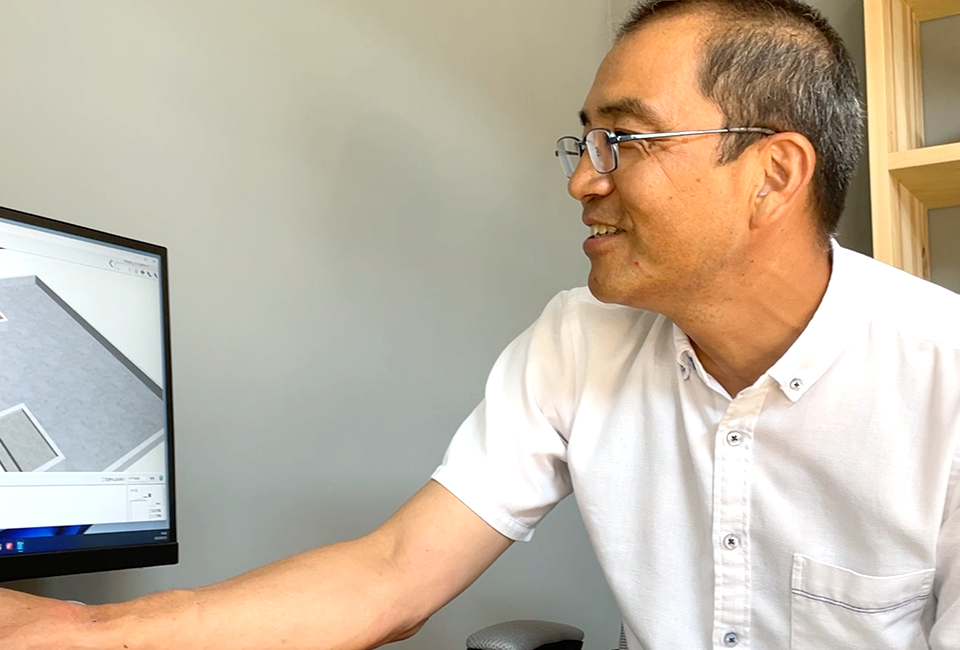 特徴を語るプランナー_pc