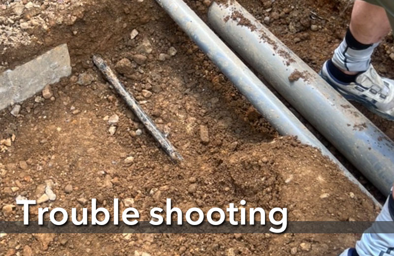 基礎穴を掘ったときに出てくる配管や配線